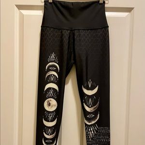 Onzie High-Waisted Leggings Small/Medium Black Tan Moons Celestial EUC
